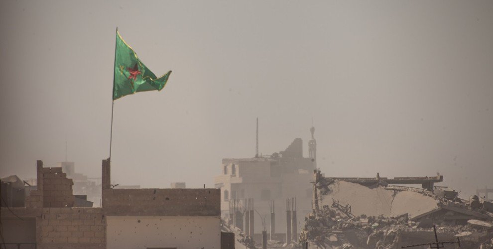 Η σημαία των μαχητριών της YPJ κυματίζει στο κέντρο της Raqqa!
